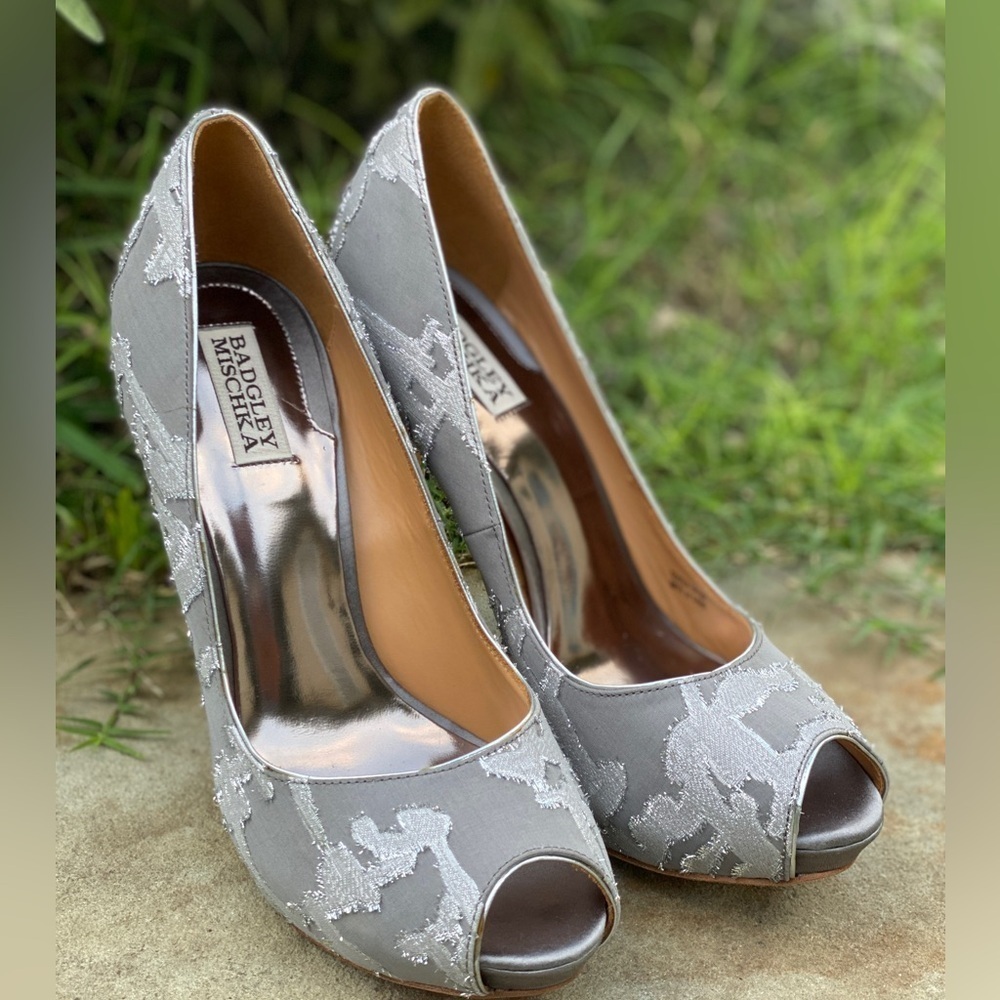 Badgley Mischka stiletto heels silver textile metallic 5” formal peep toe